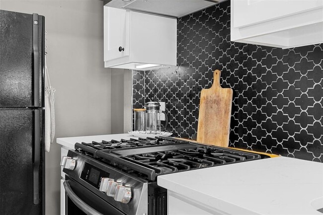 Building Photo - 823 Hickory St