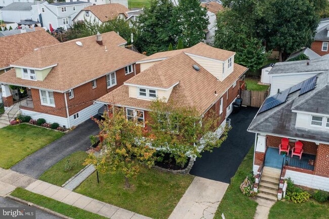 Building Photo - 22 W 6th Ave