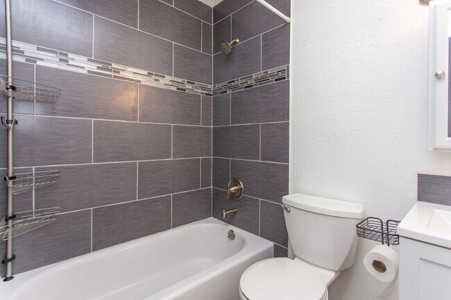 Building Photo - 3 Bedroom 2 Bath Home for Lease!