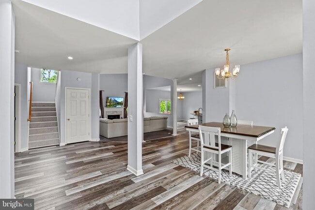 Building Photo - 45370 Barefoot Dr