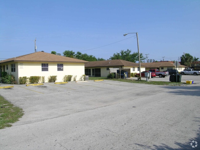 Building Photo - 3410 Lynwood Dr