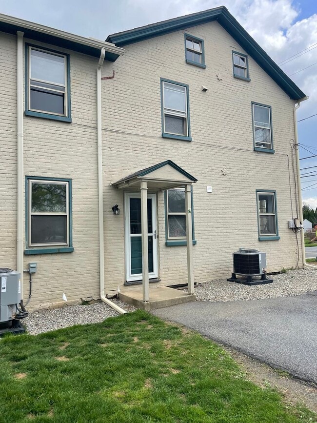 Building Photo - Charming NEWLY RENOVATED 2 Bedroom Apartme...