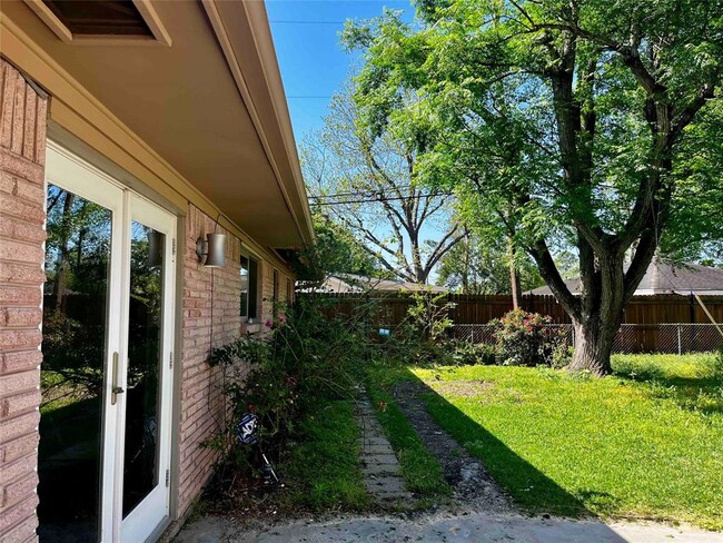 Building Photo - 8106 Mullins Dr
