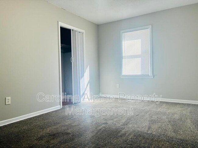 Building Photo - 807 Shaver St