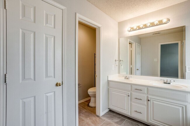 Building Photo - Welcome Home- Stylish 3 Bedroom, 2 Bath Ho...