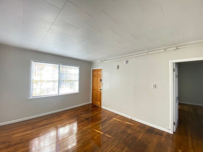 Building Photo - 118 Locust St