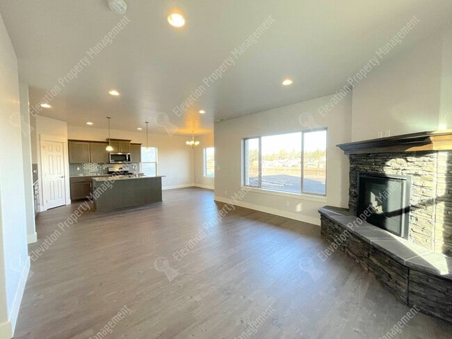 Building Photo - 4BR SE Bend home in great neighborhood wit...