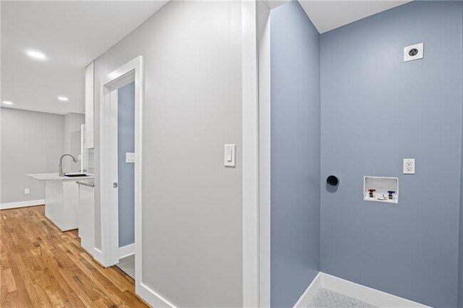 Building Photo - 2889 Macon Dr SE