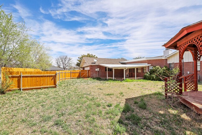 Building Photo - Spacious Canyon Home