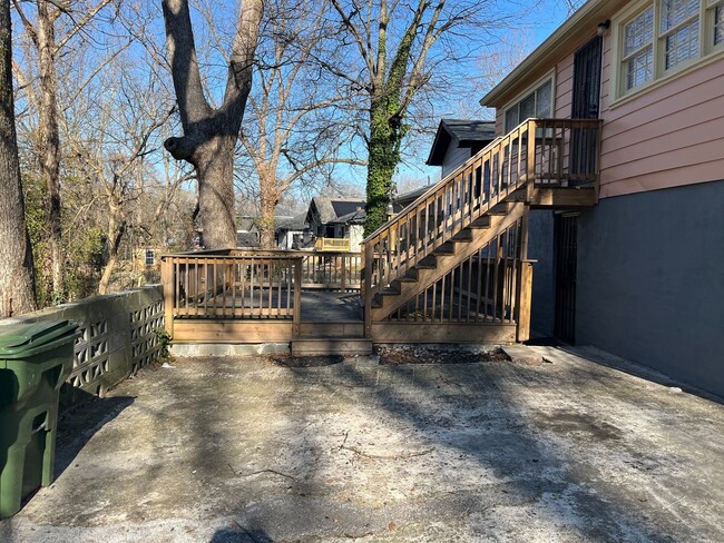 Building Photo - Spacious Upstairs 3/2 Duplex Unit w/ Bonus...