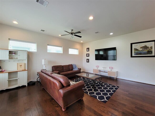 Building Photo - 1842 Parana Dr