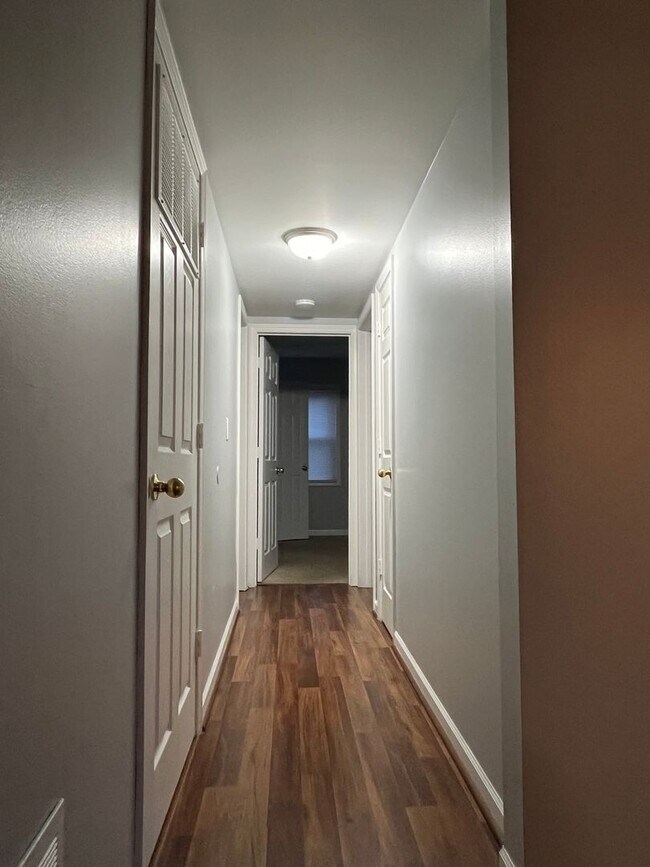 Building Photo - Check out this spacious 2 Bed/1.5 Bath