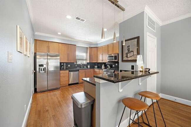 Building Photo - 909 W 21st St