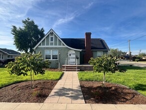 Building Photo - *** JUST REDUCED & MOVE- IN SPECIAL *** 3 Bedroom, 2 Bathroom charming Craftsman Style Home nestl...