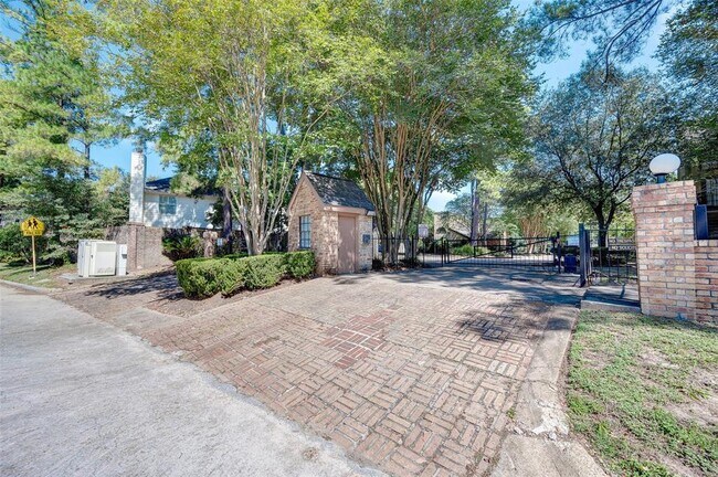 Building Photo - 16800 Sugar Pine Dr