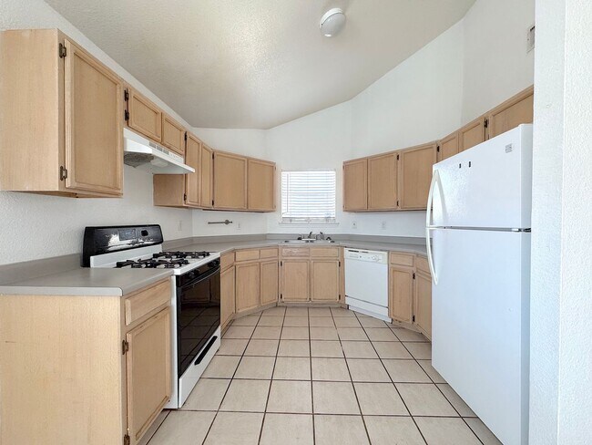 Building Photo - East El Paso 3 bed Refirg A/C
