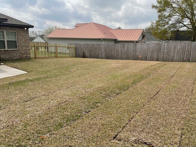Building Photo - Country Club Meadows!