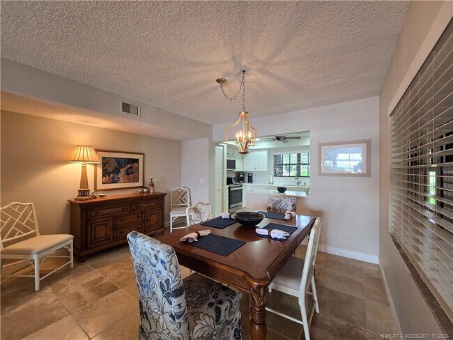 Building Photo - 316 NE Edgewater Dr