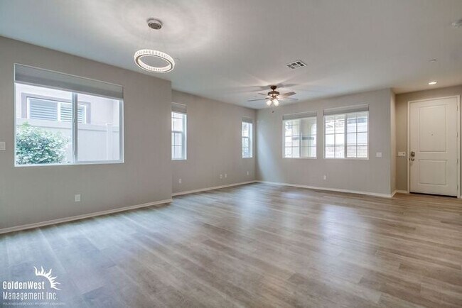 Building Photo - Stunning 3Bdm 2.5Ba Townhome in the Montec...