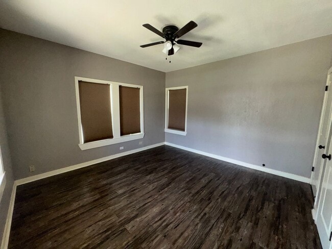 Building Photo - Lovely 3 Bedroom, 2 Bath Bungalow in the H...
