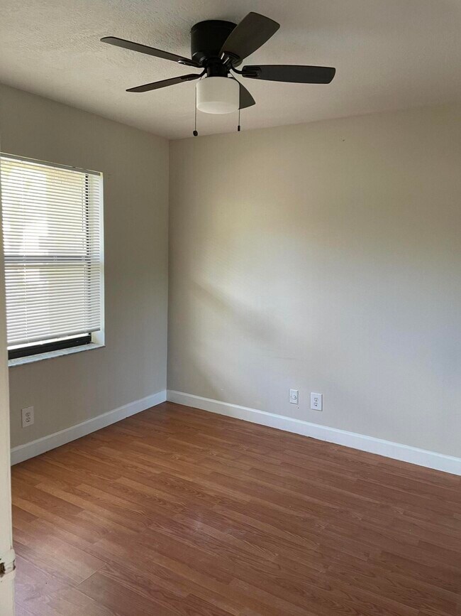 Building Photo - 6832 Palmetto Cir S