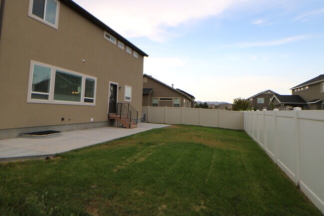 Building Photo - Large 5 Bed 3.5 Bath Home in Lehi Utah!