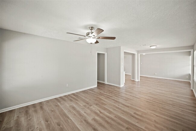 Building Photo - 5822 Glenhurst Dr