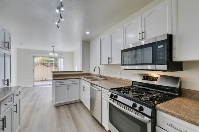 Building Photo - North Summerlin Townhouse with attached garage - 2 master suites