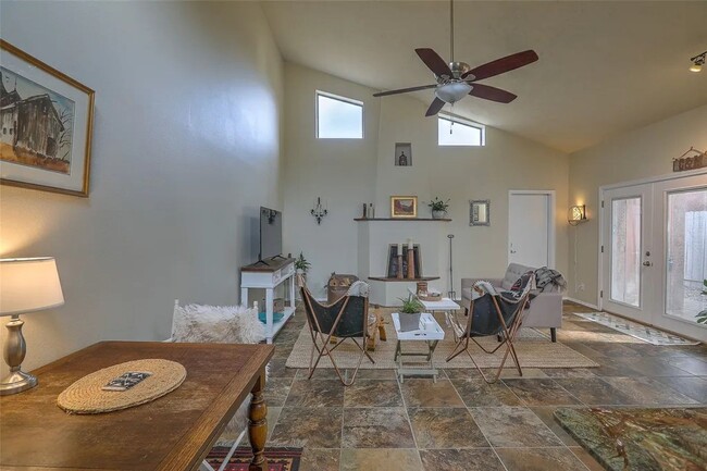 Building Photo - Midtown Santa Fe 3 Bed, 2 Bath, 2 Car Gara...