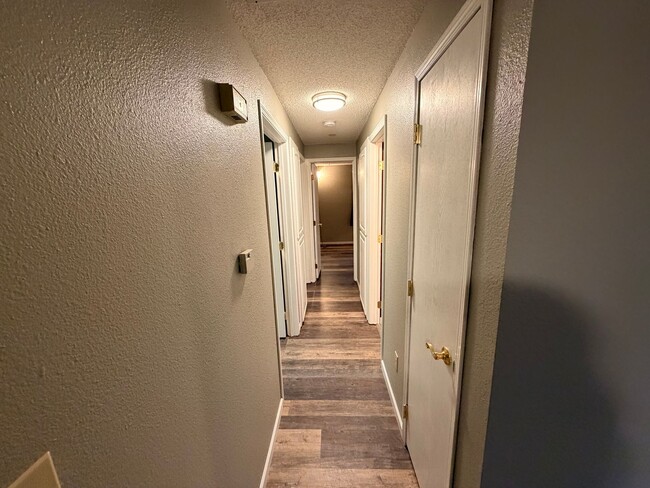 Building Photo - Private and quiet 3BD, 2 BA w/ 2 car garage near Fedrickson!