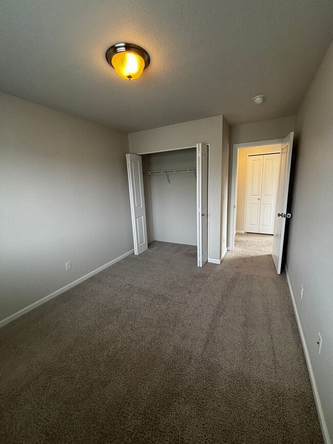 Building Photo - Newer SE 3 Bdrm House, All Appliances incl W/D, Air Cond, Community Pool, Double Garage