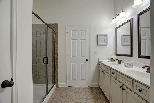 Building Photo - 104 Wellington Trce