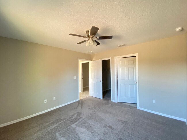 Building Photo - Desirable SW Ocala Neighborhood 3/2/2 *WON'T LAST*