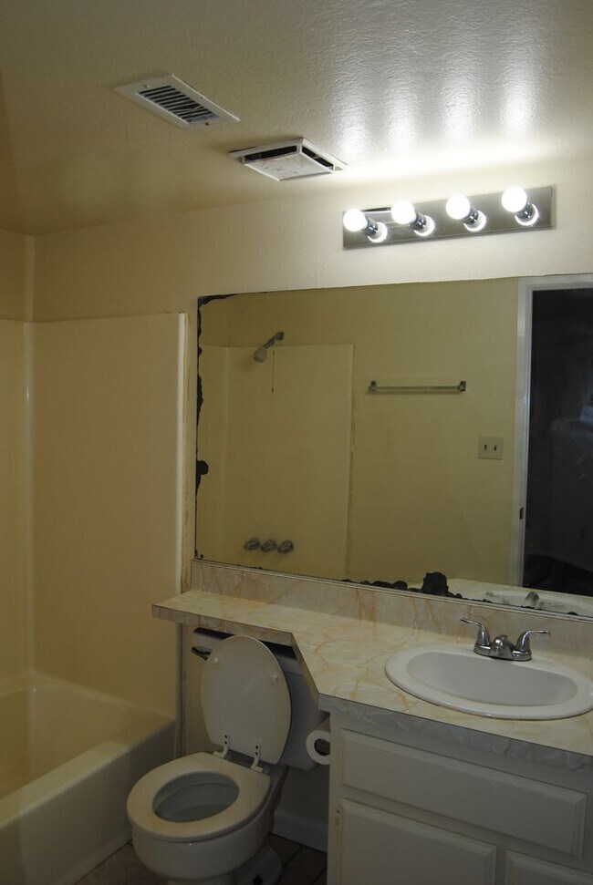 Building Photo - 4809 Hahn Ave