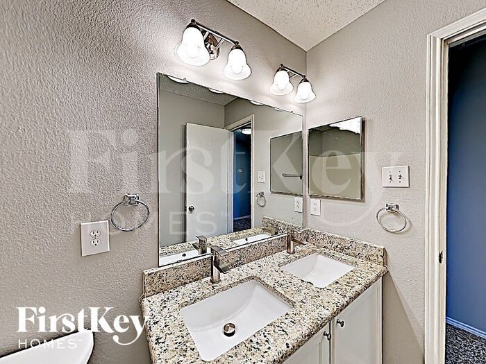 Building Photo - 1001 Mazourka Dr
