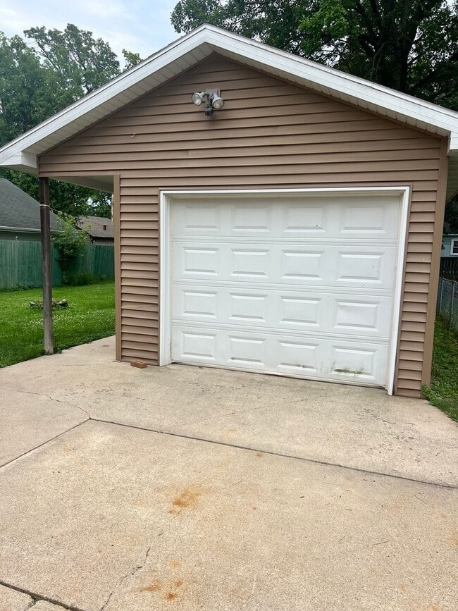 Building Photo - 3 bedrooms, 1 bathroom, 2 stall tandem garage