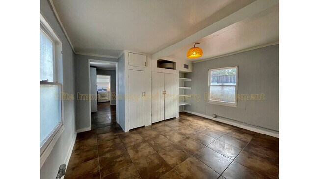 Building Photo - 2548 E 3rd St