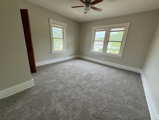Building Photo - Newly updated 3 bd single fam house ( NO VOUCHERS)
