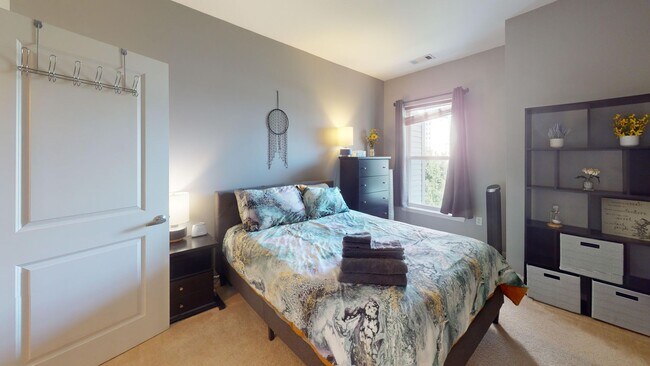 Building Photo - Top Floor Spacious One Bedroom W/Washer & ...