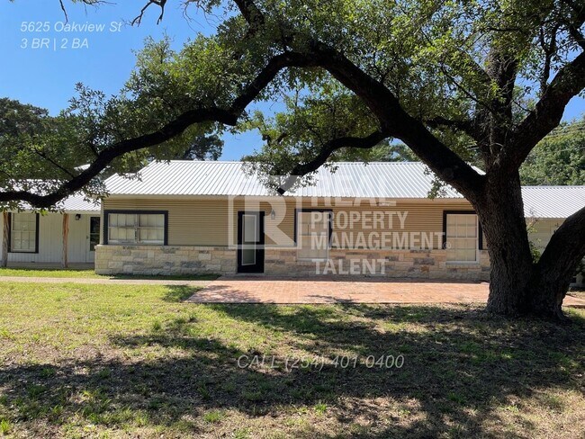 Building Photo - Charming 3/2 bedroom home ready for you to...
