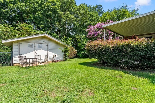 Building Photo - 2496 Valley View Ln