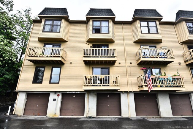 Building Photo - 178 Flax Hill Rd