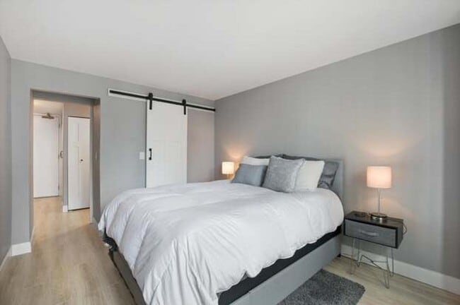 Building Photo - Highly desirable 1b apartment in Lakeshore East