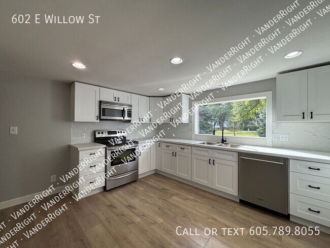Building Photo - 602 E Willow St