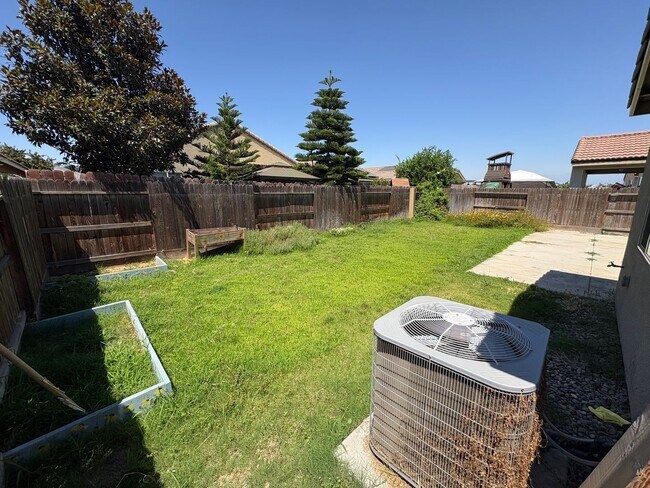 Building Photo - Comfortable NW Visalia Home Rent Ready!