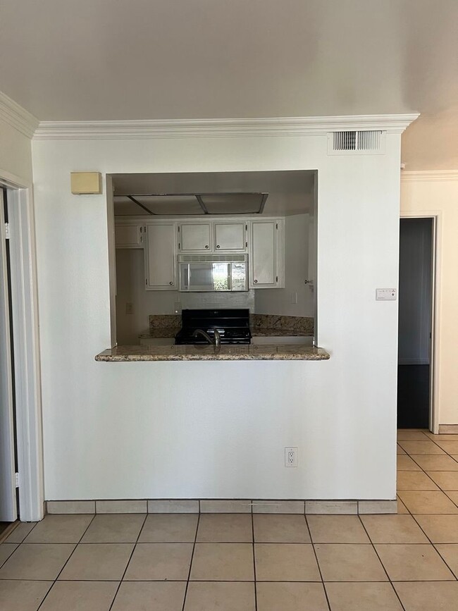 Building Photo - Spacious 2-Bedroom Condo on the First Floo...