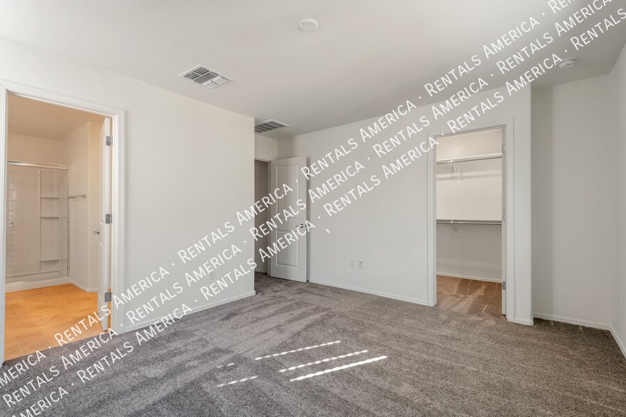 Building Photo - 1071 E Descent St