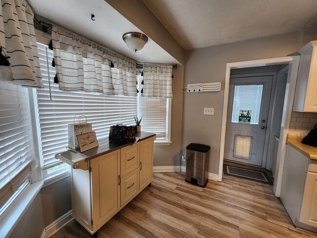Building Photo - A Rental Home With MAD Curb Appeal!? YUP! 4 bd 2 bath Sugarhouse