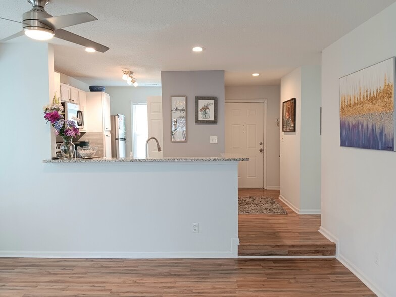 Open kitchen/Entry - 9033 J M Keynes Dr