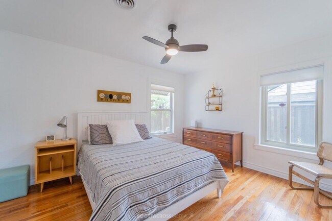 Building Photo - AUGUST PRE-LEASE! ADORABLE 3 bedroom!